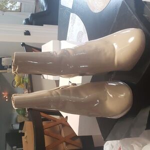 Aldo bootie patent faux leather heel in sz 8 in nude color
